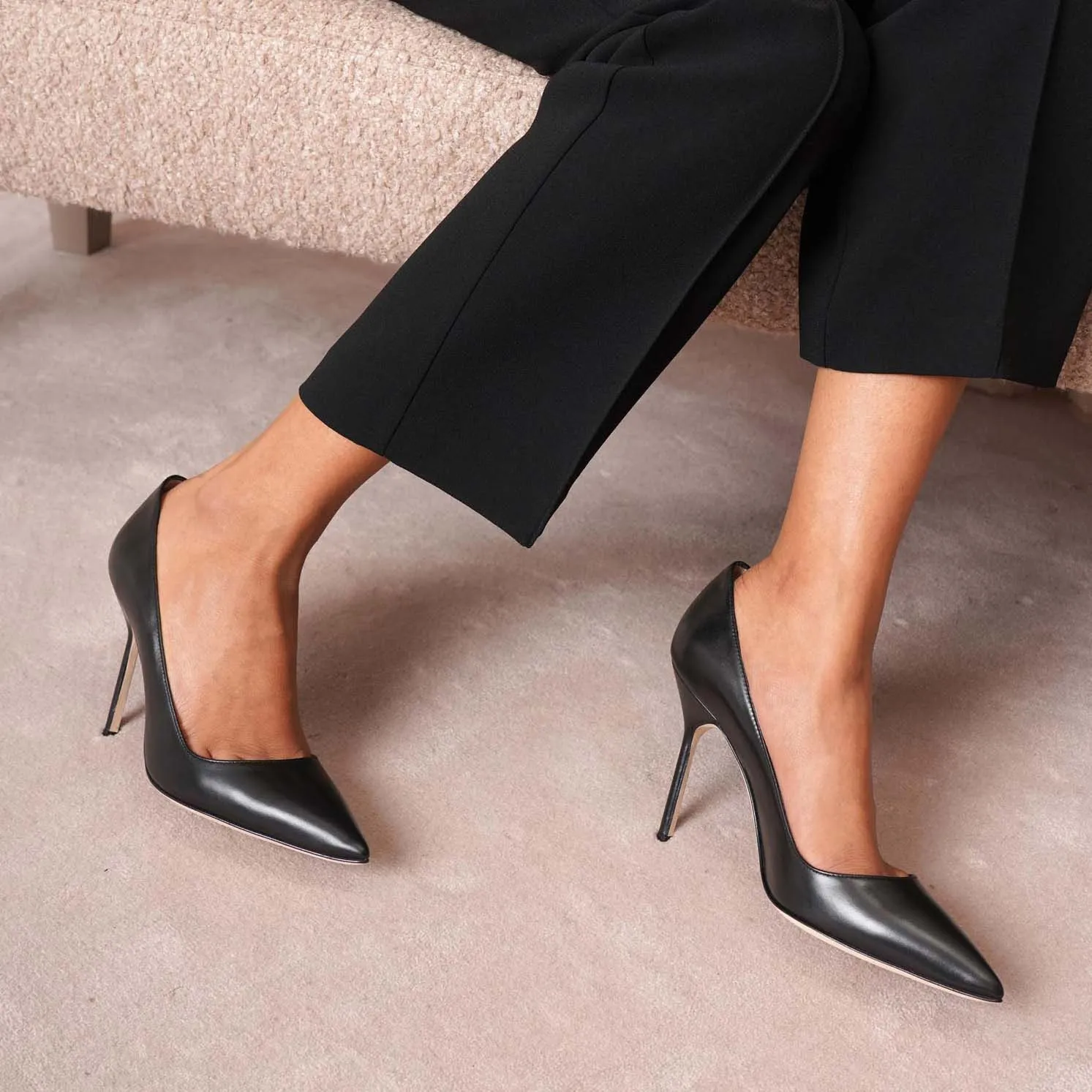 BB 105 black leather pumps