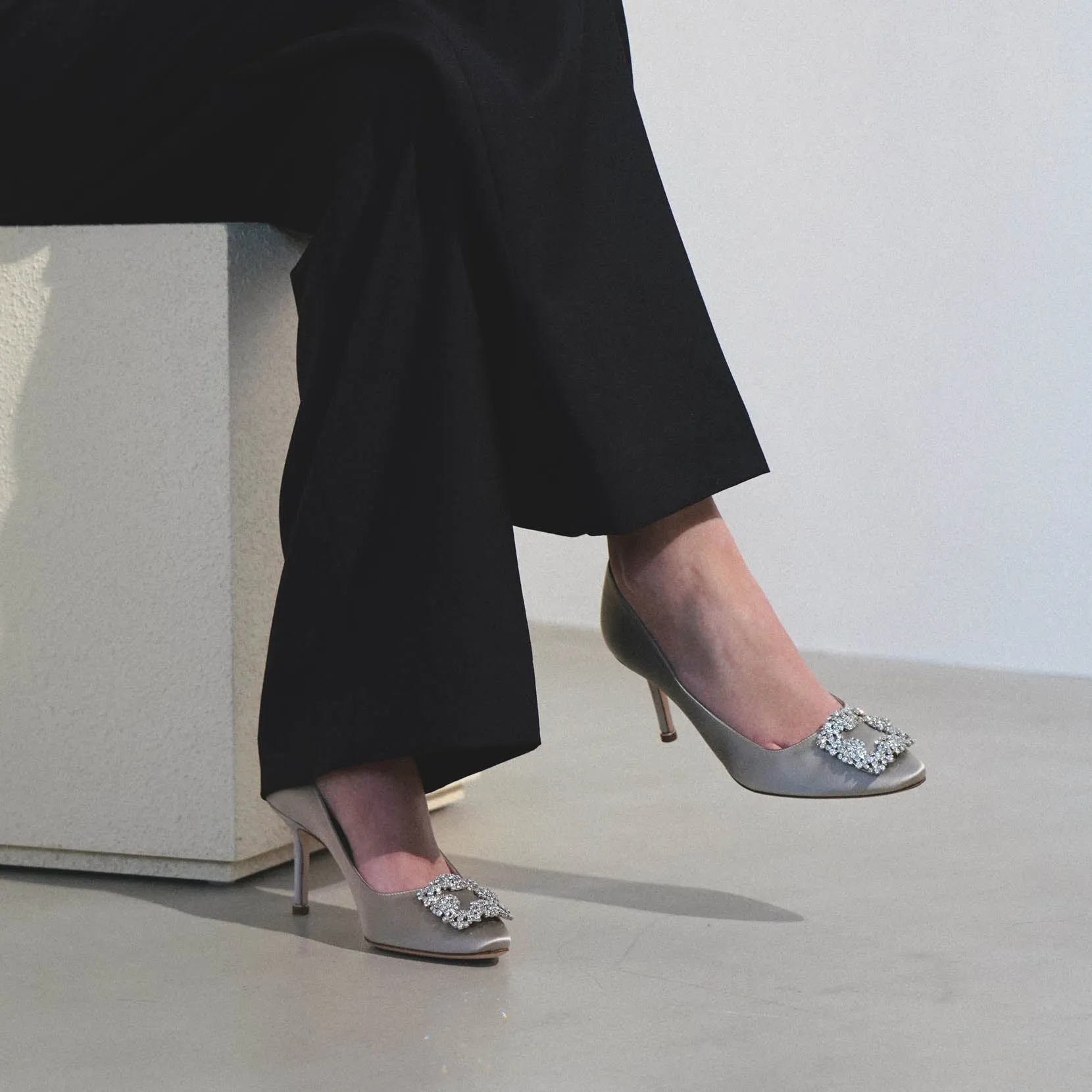 Hangisi 70 silver grey satin pump