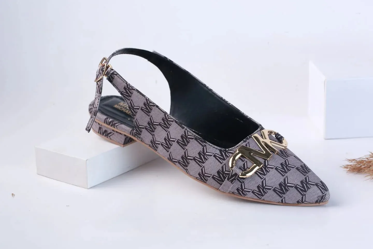 MICHAEL KORS POINTED TOE FLAT PUMPS - BLACK