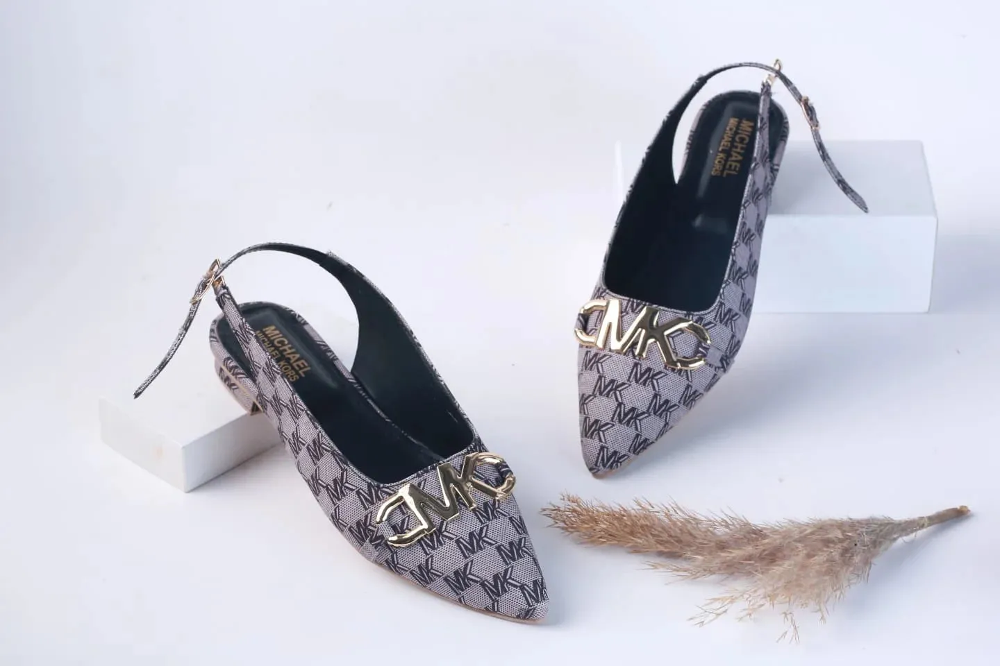 MICHAEL KORS POINTED TOE FLAT PUMPS - BLACK