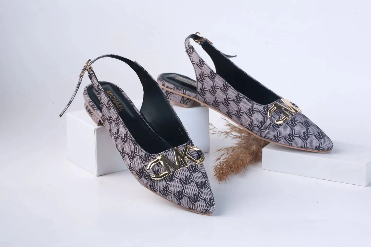 MICHAEL KORS POINTED TOE FLAT PUMPS - BLACK