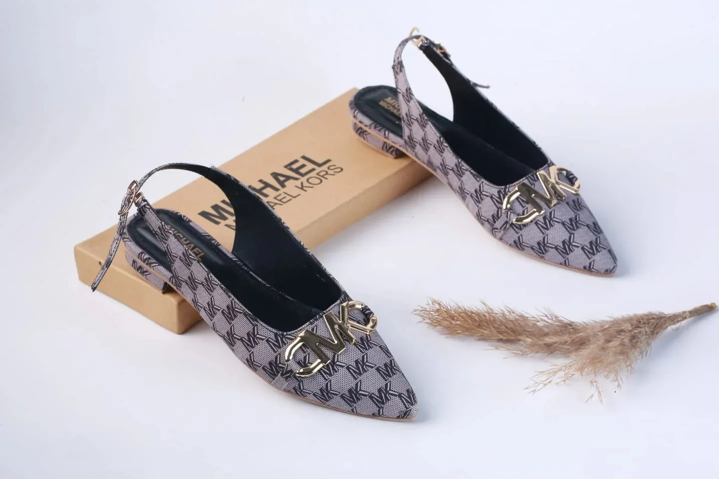 MICHAEL KORS POINTED TOE FLAT PUMPS - BLACK