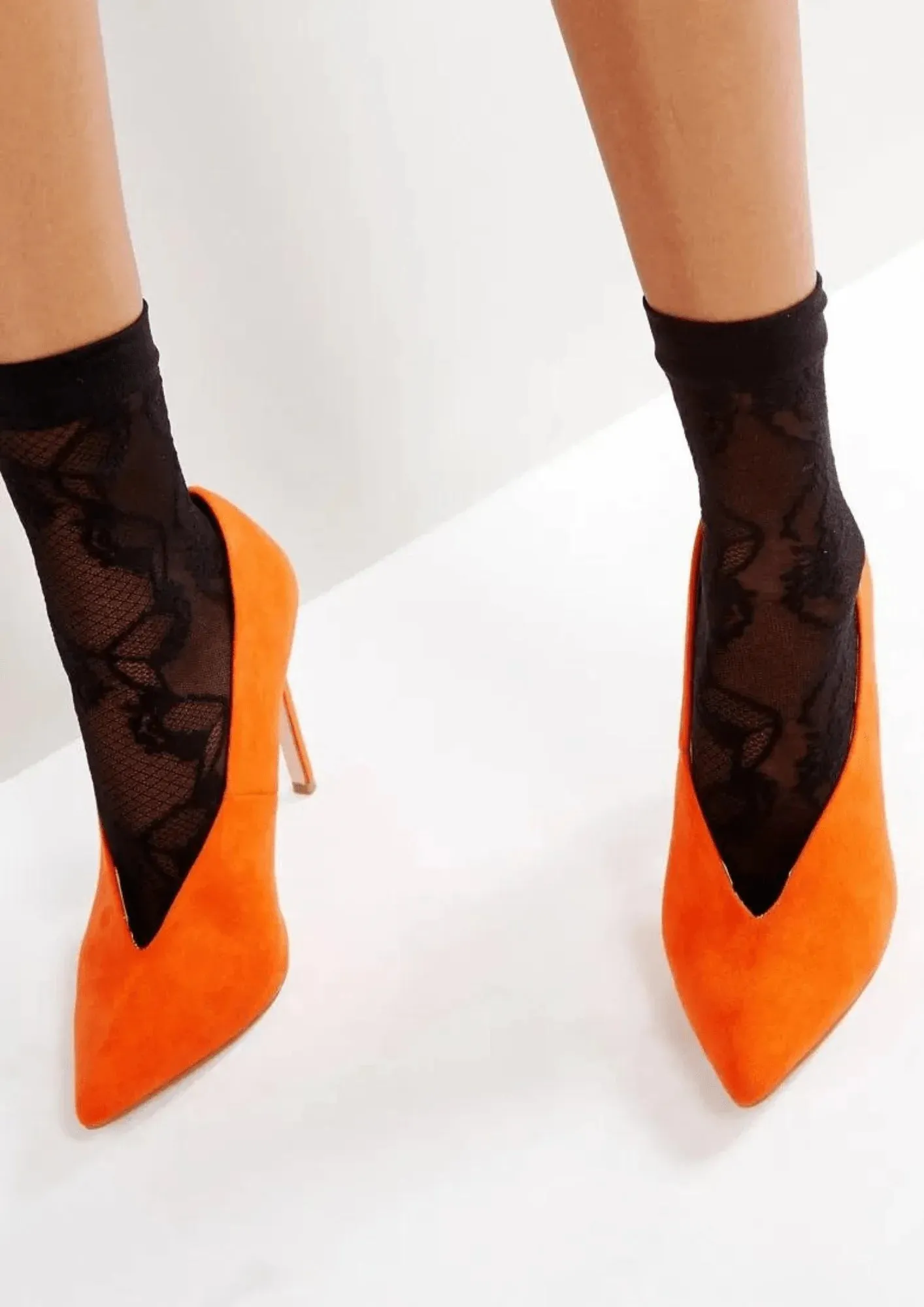 ORANGE POINTED PUMPS