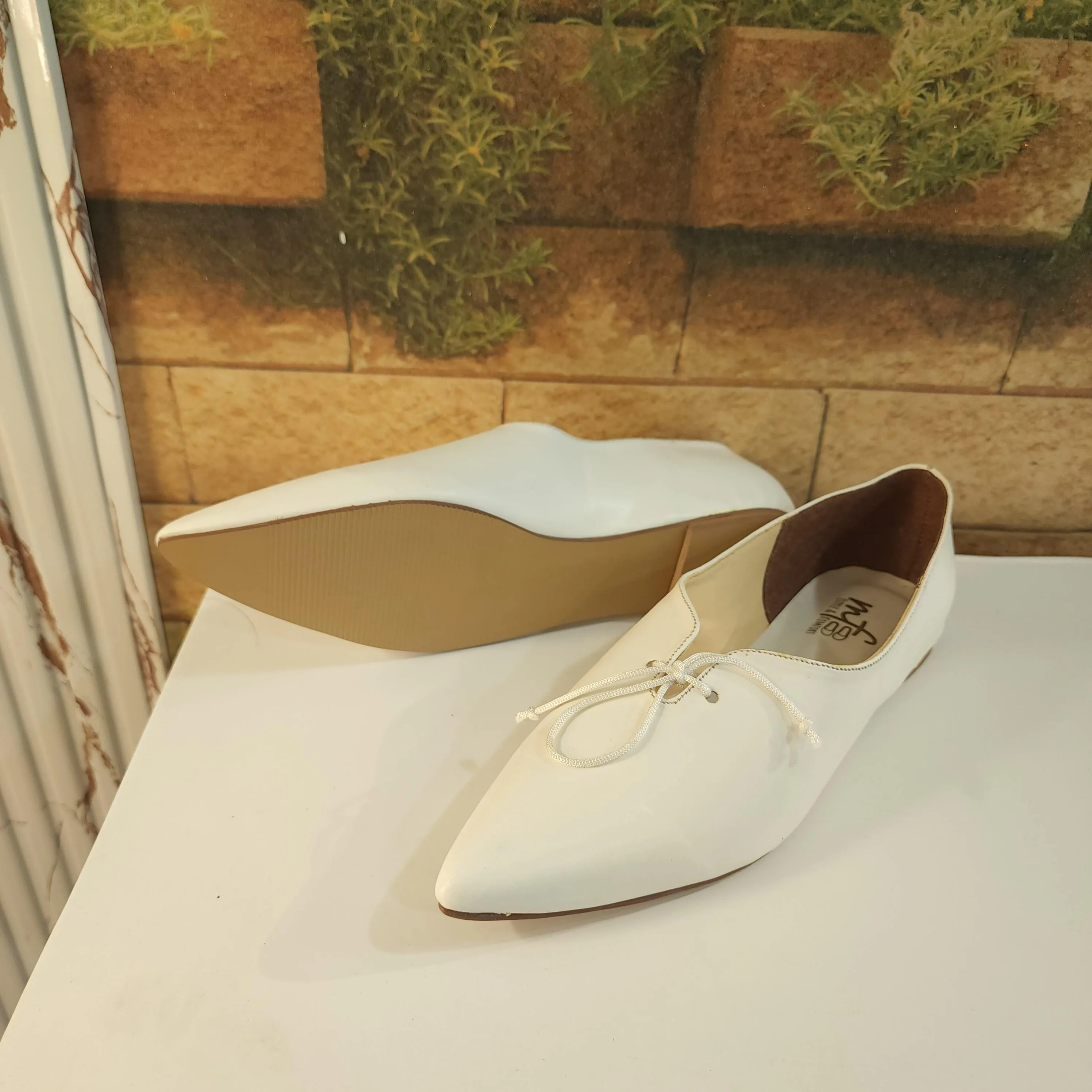 White Pointed Pumps in Flat