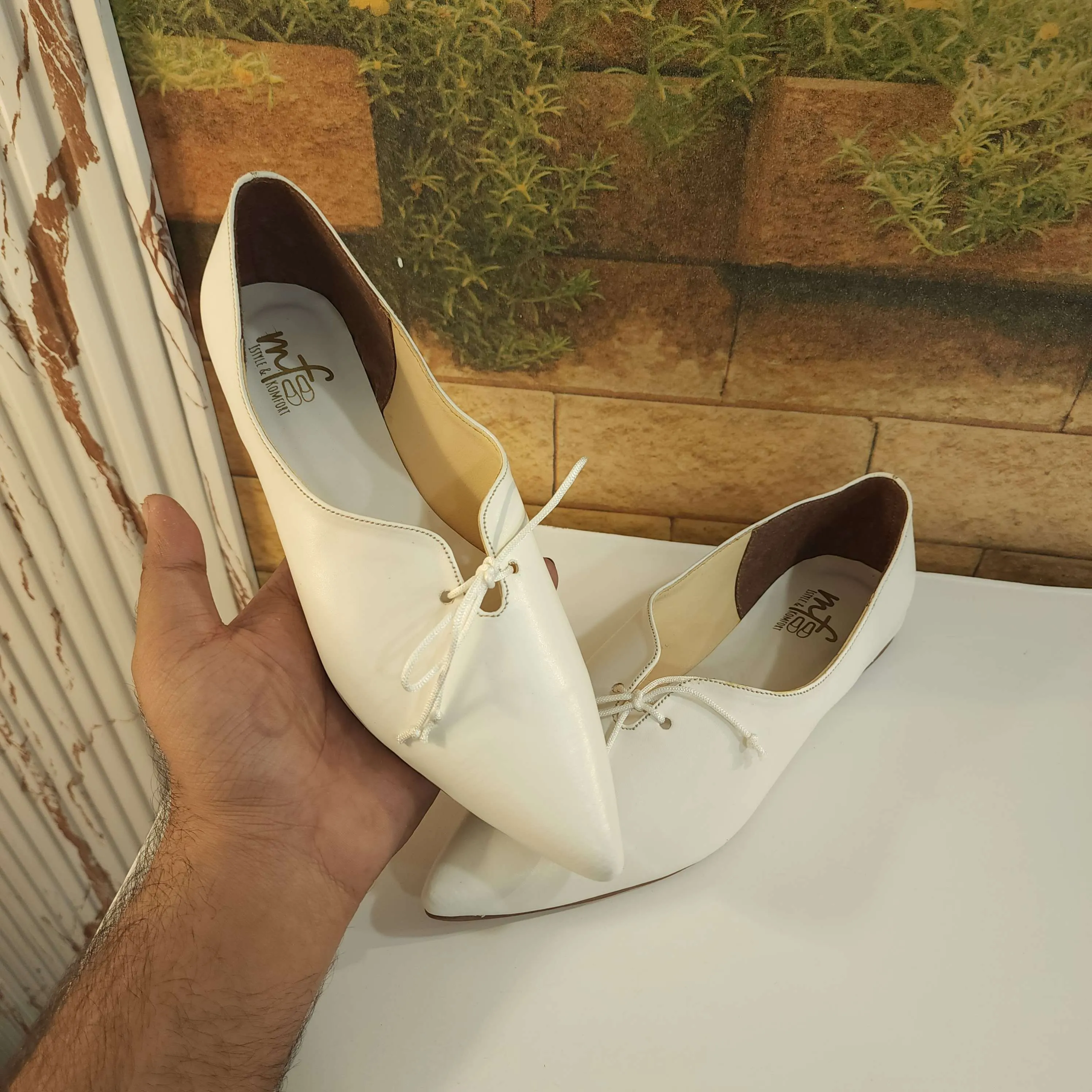 White Pointed Pumps in Flat